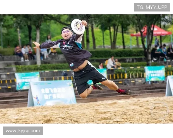 重庆飞盘队在全国飞盘配合排行榜中荣获第五名展现出强劲实力与团队默契