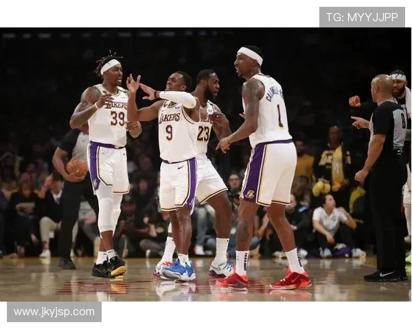 国人对湖人精彩对决回顾12月10日比赛全程录像解析与亮点总结