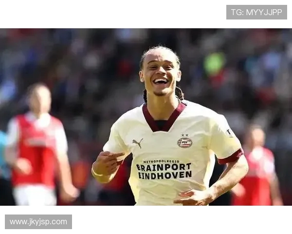 哈维西蒙斯的崛起之路:从青训新星到足球场上的闪耀之星 哈维西蒙斯的崛起之路:从青训新星到足球场上的闪耀之星